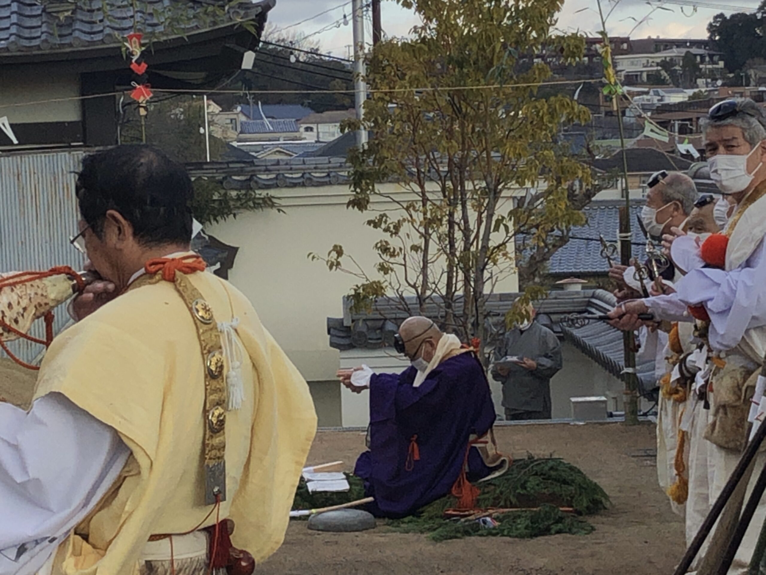 護摩木を投じるご住職