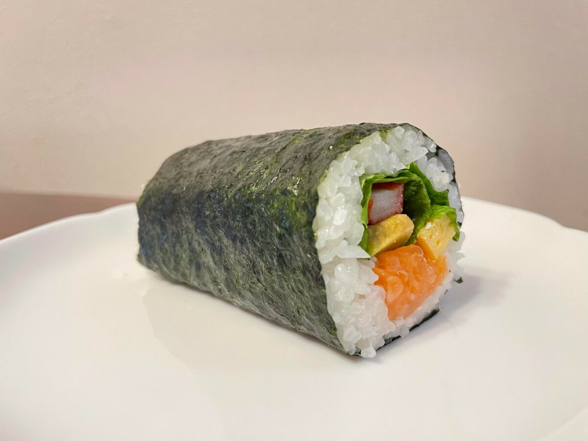 北極圏生サーモン・アボカドチーズ入りサラダ太巻