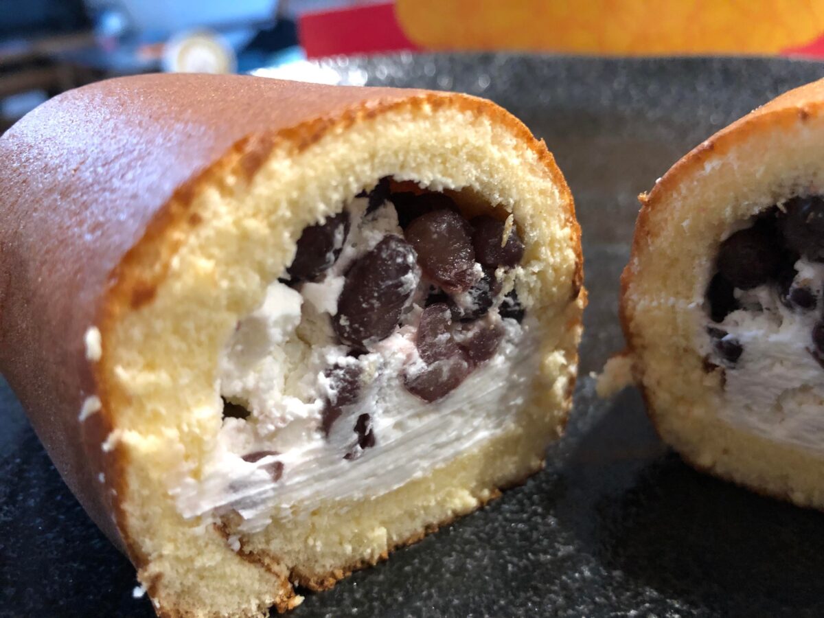 節分　和三盆入りクリームのカステラロール（かのこ豆入り）