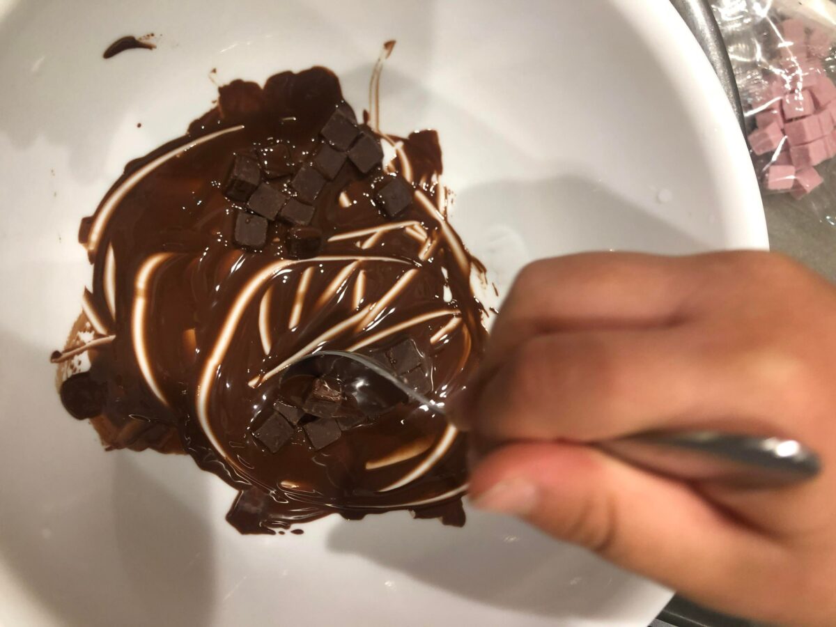 湯せんしているチョコレート