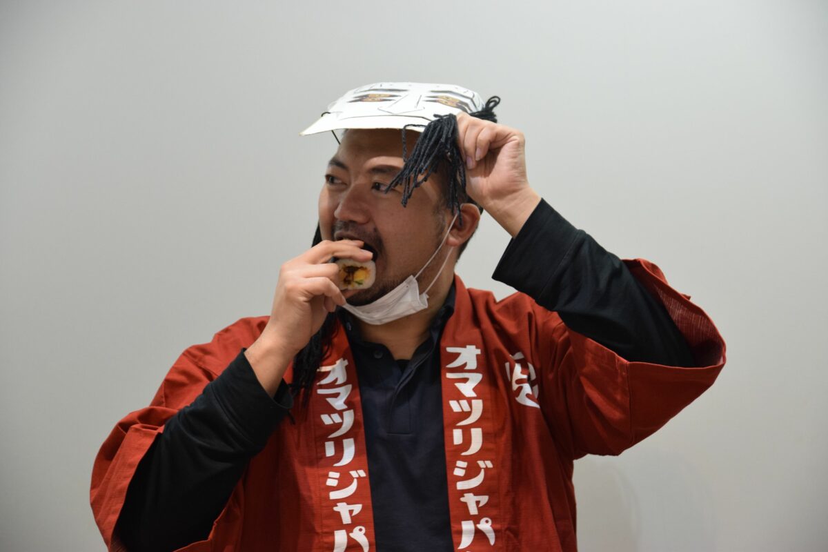恵方巻を食べている男性