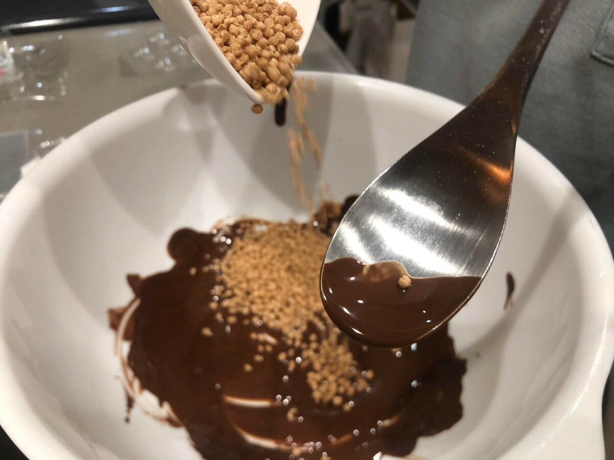 チョコレートにパフを追加