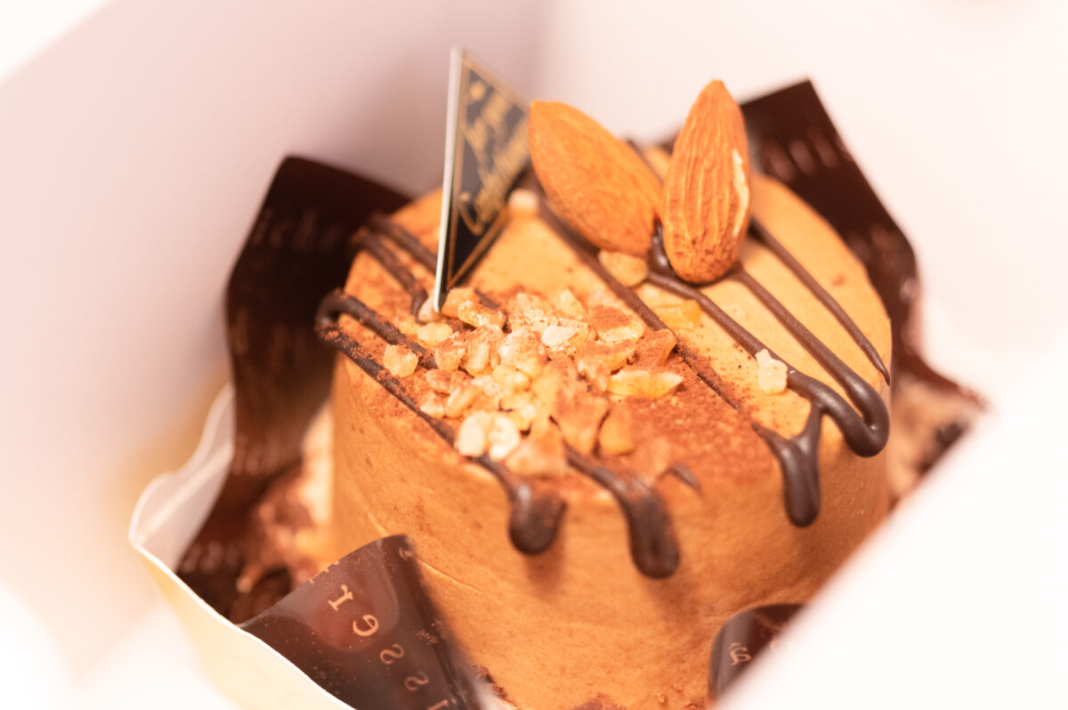 2022年・シャトレーゼのバレンタイン（キャラメルナッツのカフェショコラケーキ）