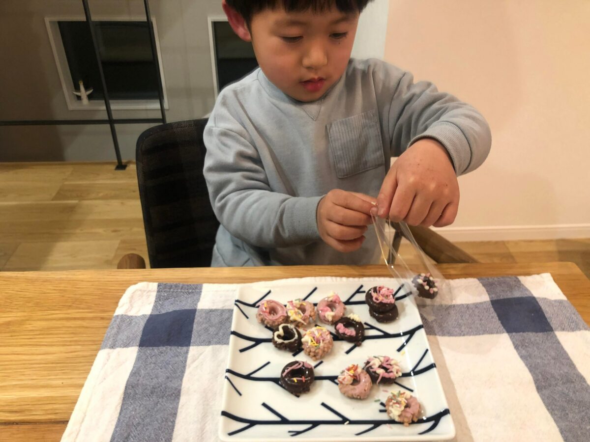 ラッピングする男の子