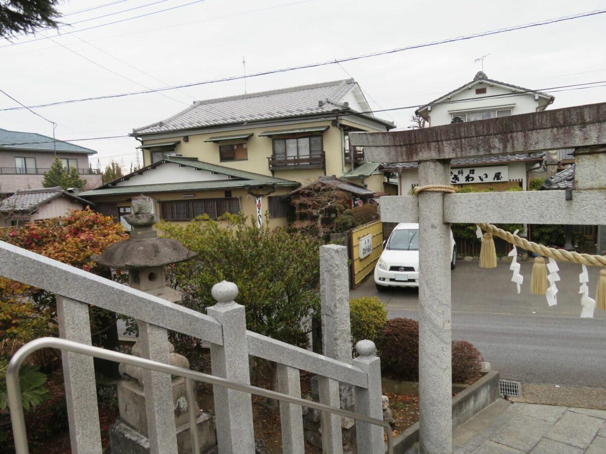 鳥居の東に向かい合う川魚料理店