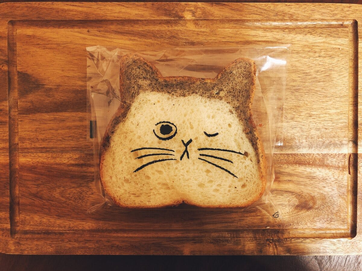 ねこねこ食パン　ロイヤルミルクティー味