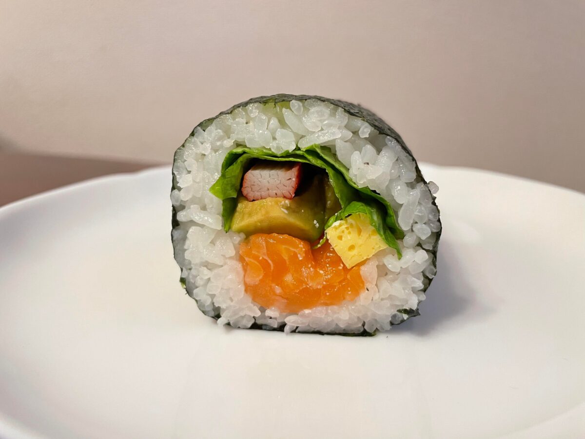 北極圏生サーモン・アボカドチーズ入りサラダ太巻