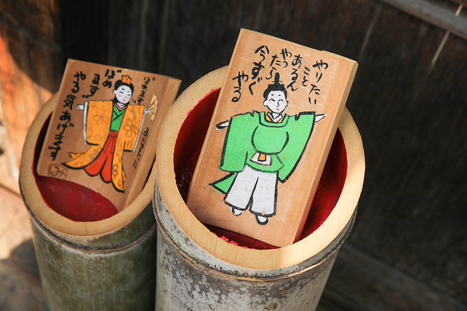 桟敷窓からのぞくお雛様「日野ひなまつり紀行」と2つの春の祭り