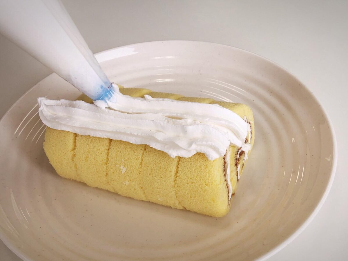 ロールケーキにホイップをのせる