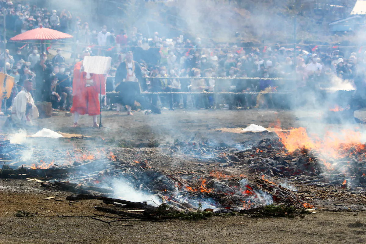 高尾火渡り – 高尾山火渡り祭とは – 早退＆高尾山・火渡り祭 – MCKX