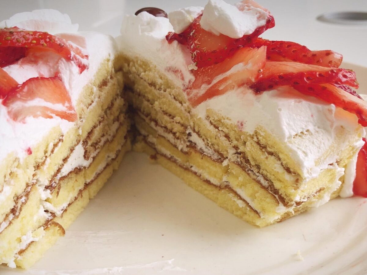 ケーキをカットする