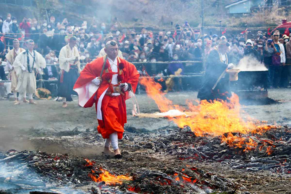 高尾山火渡り祭2022！燃え盛る火の中を進み修行を行う。火渡り体験も紹介｜株式会社オマツリジャパン