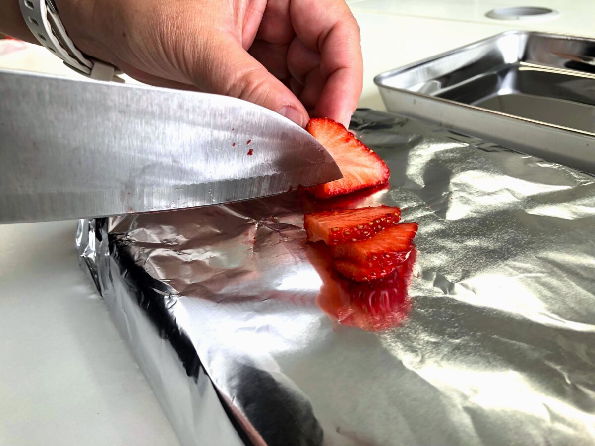 スライスするいちご