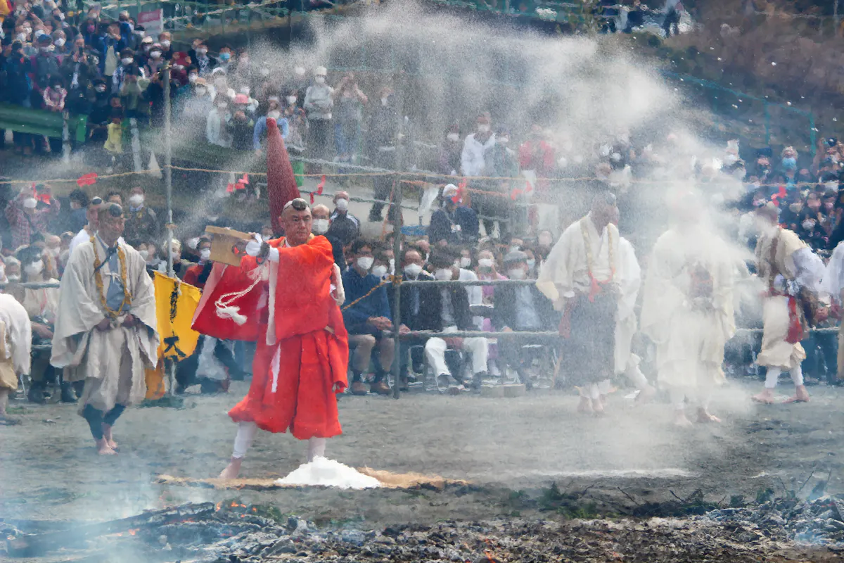 高尾山火渡り祭2022!燃え盛る火の中を進み修行を行う。火渡り体験も紹介|株式会社オマツリジャパン