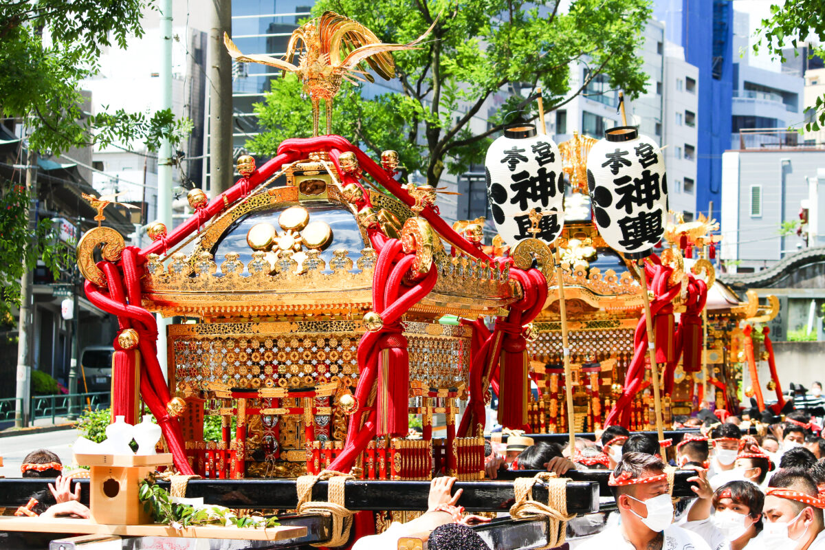 湯島天神例大祭神幸祭でお神輿が東京下町を進む！新しいお神輿のお披露目も