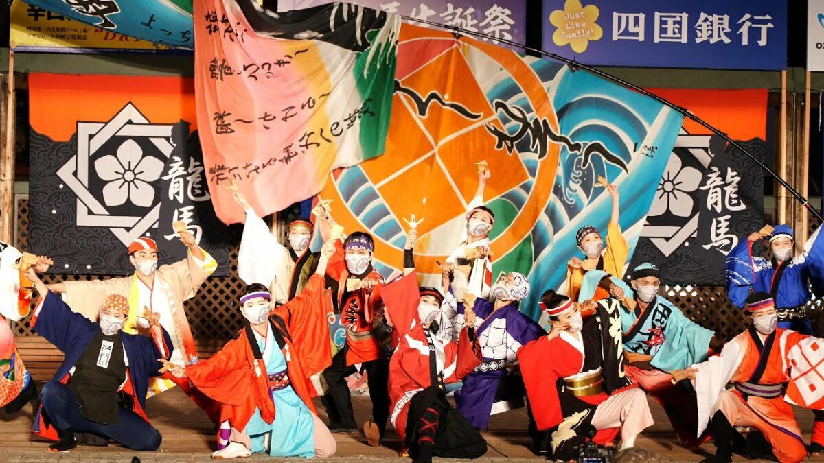 國士舞双の演舞の様子