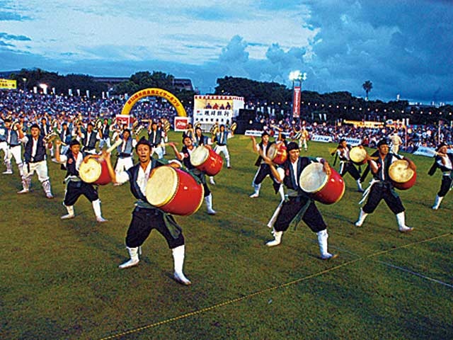 沖縄全島エイサーまつりのようす