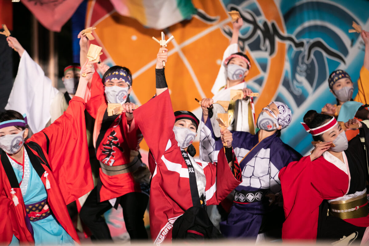 國士舞双の演舞の様子