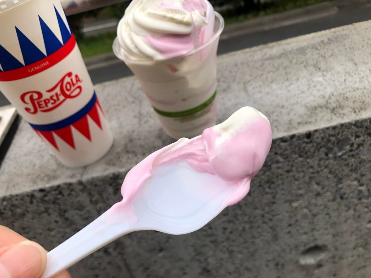 コストコ ソフトクリームをスプーンですくう