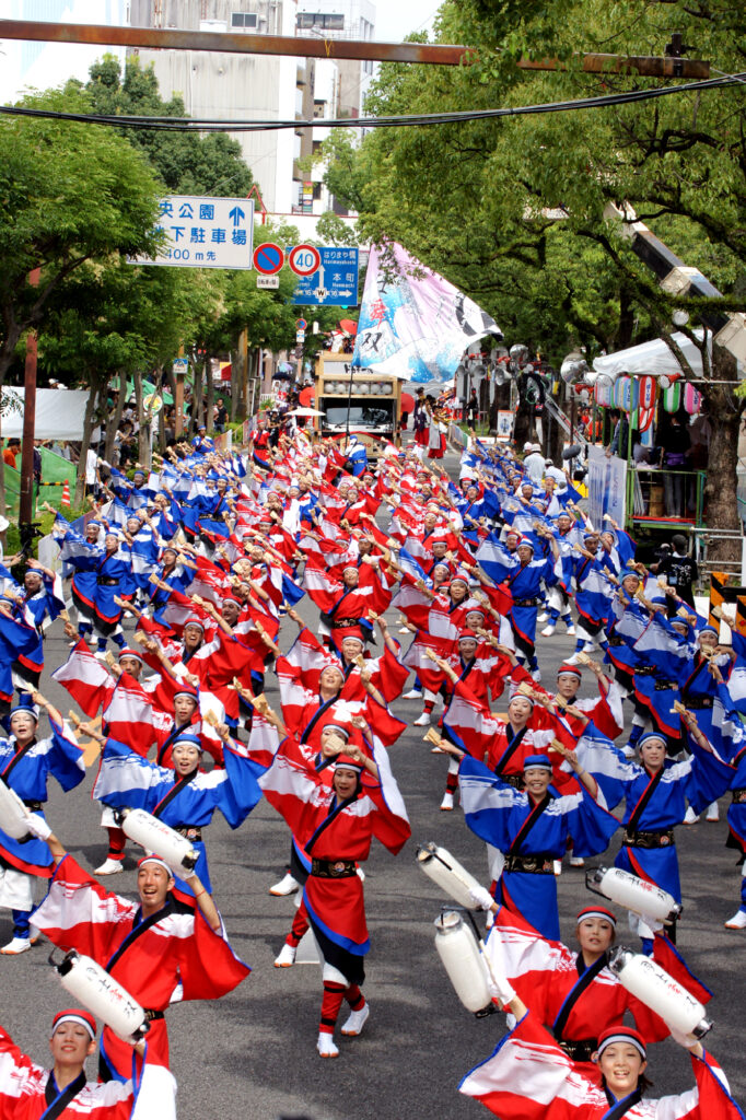 國士舞双がストリートで演舞する様子