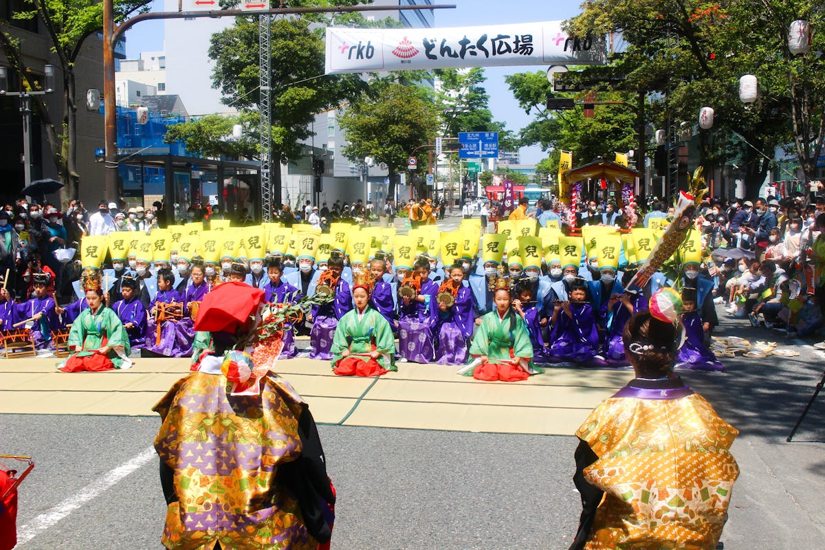 博多どんたく港まつりが 晴天の下3年ぶりに開催 一日目を密着速報レポ オマツリジャパン あなたと祭りをつなげるメディア 博多どんたく港まつりが 晴天の下3年ぶりに開催 一日目を密着速報レポ オマツリジャパン あなたと祭りをつなげるメディア