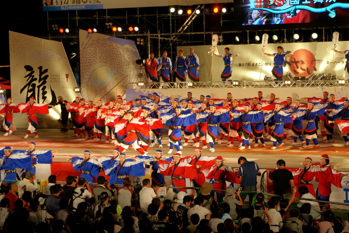 國士舞双の演舞の様子