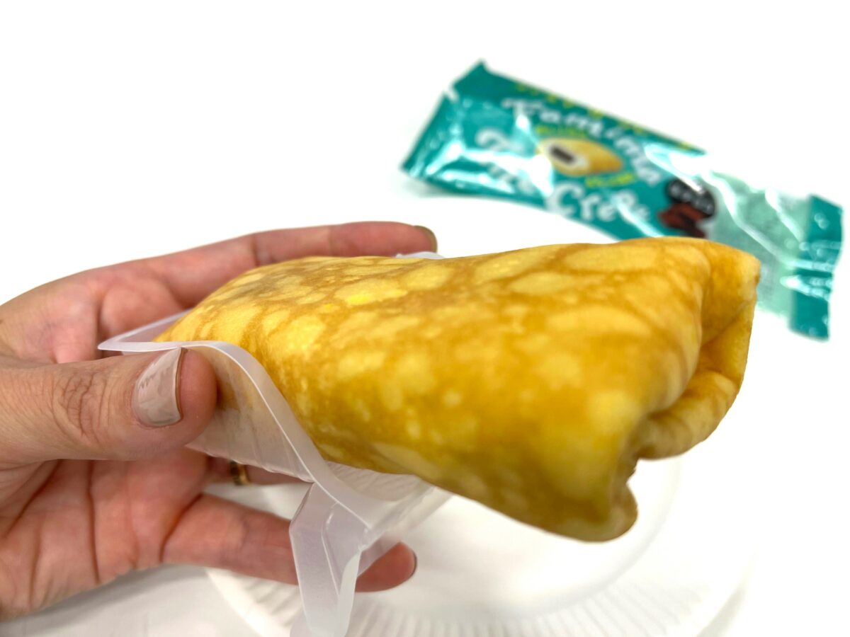 クレープを手にもつ