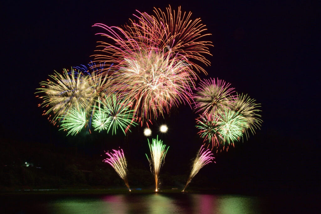 錦秋湖湖水祭り花火大会　湖面に写る色彩！山に反射する轟音！ダイナミックな大輪が咲く