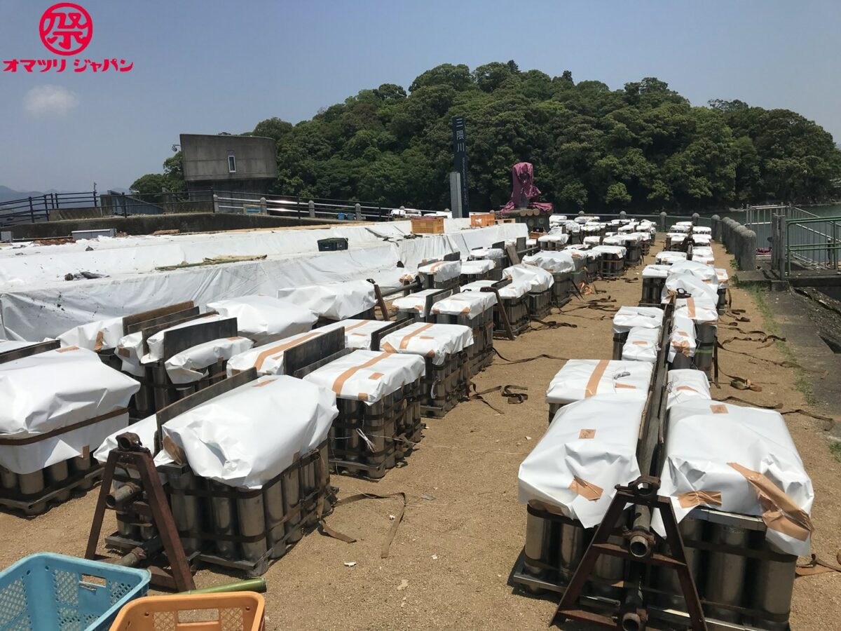 夥しい数の筒が並んでいる花火筒