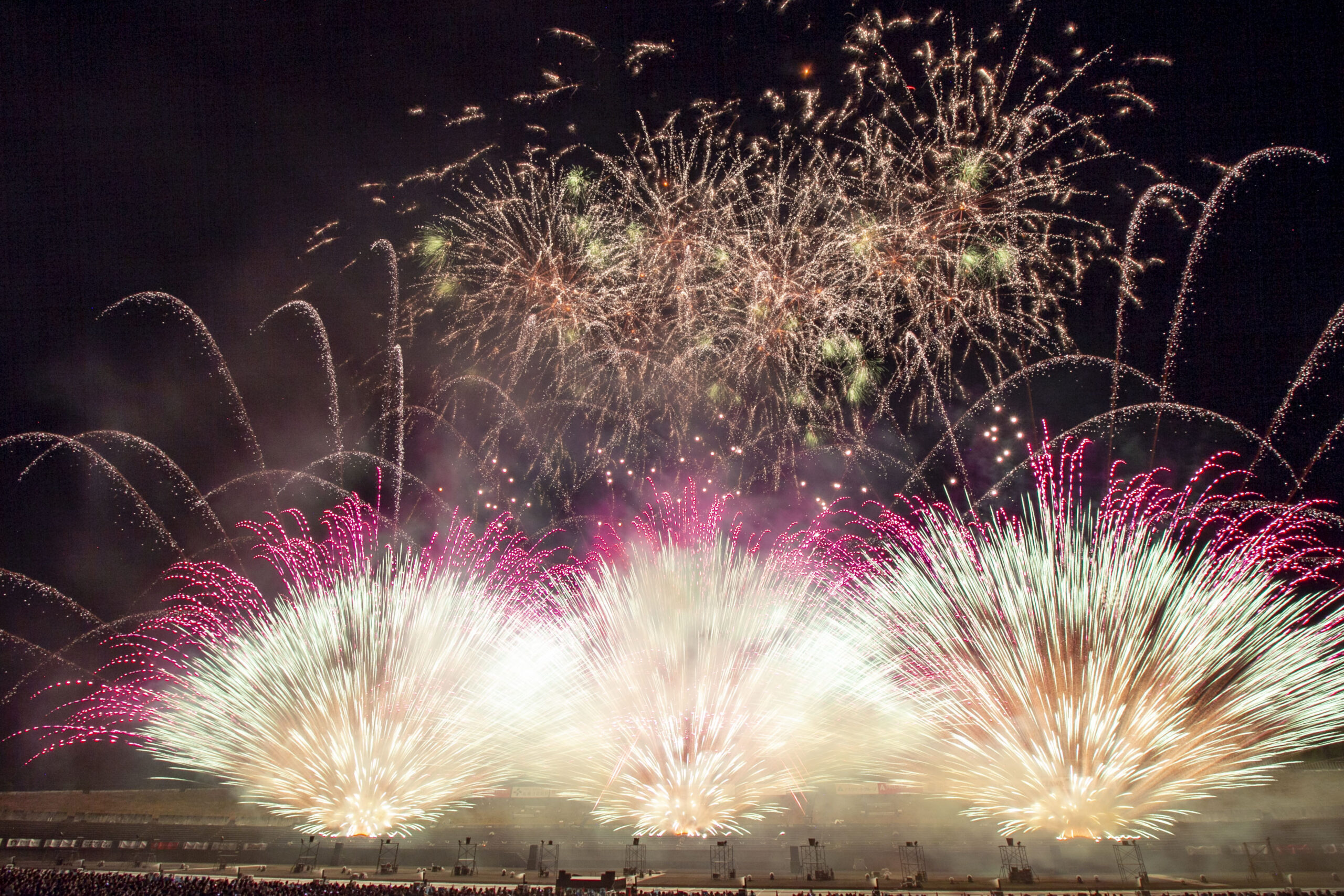 2023年も北海道「真駒内花火大会」は花火と音と光と炎が織りなす超絶大感動のショーになる！｜株式会社オマツリジャパン