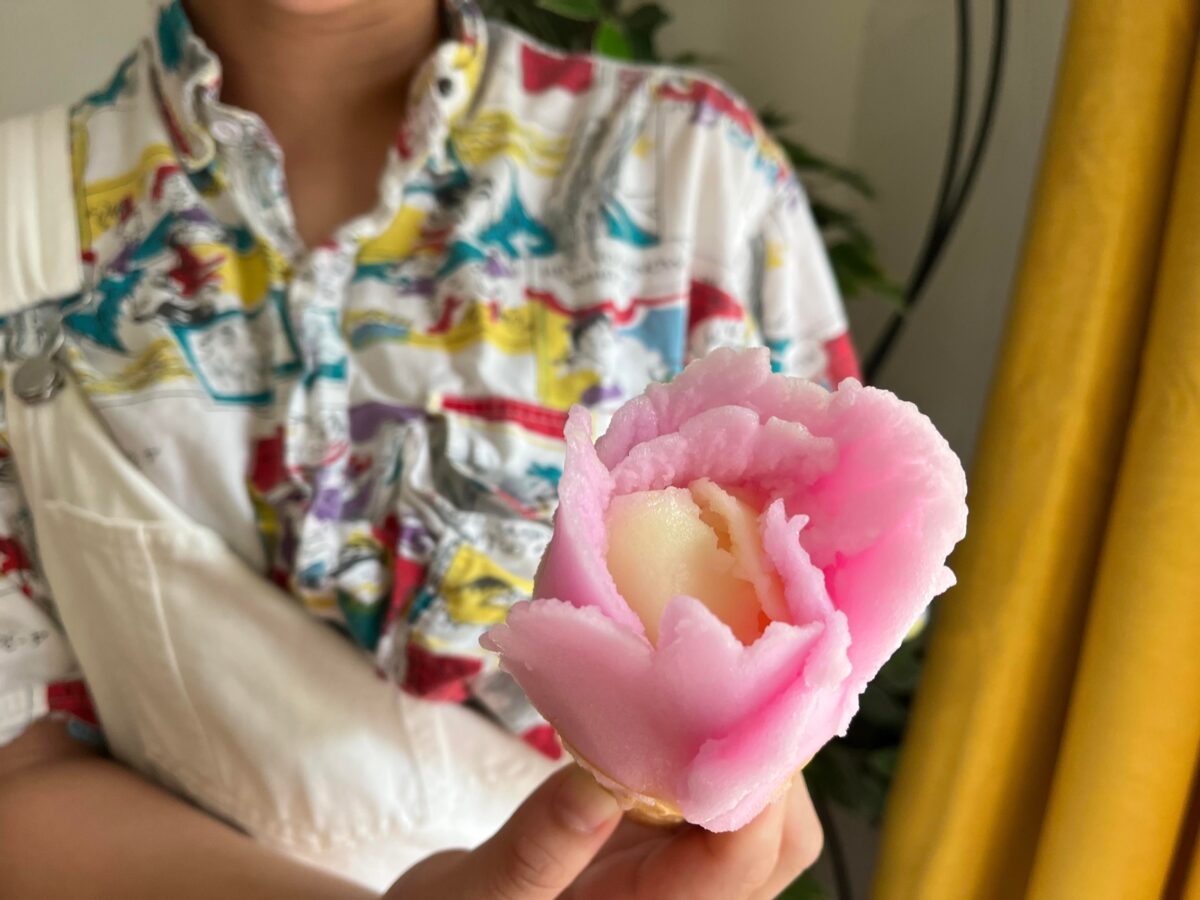 ババヘラアイスをもりつける女性