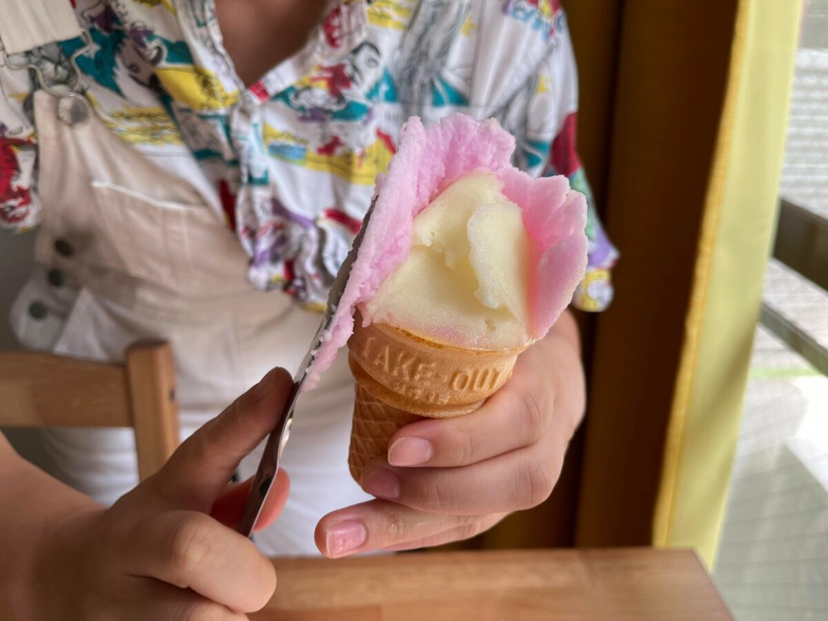 ババヘラアイスをもりつける女性