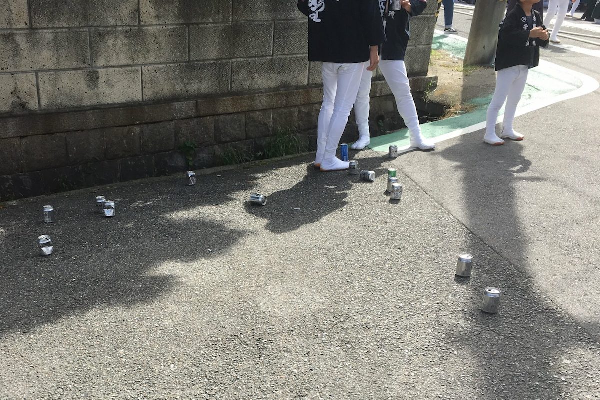 だんじりの行先に缶ビールあり！（もちろん、ゴミは各自で回収しています）