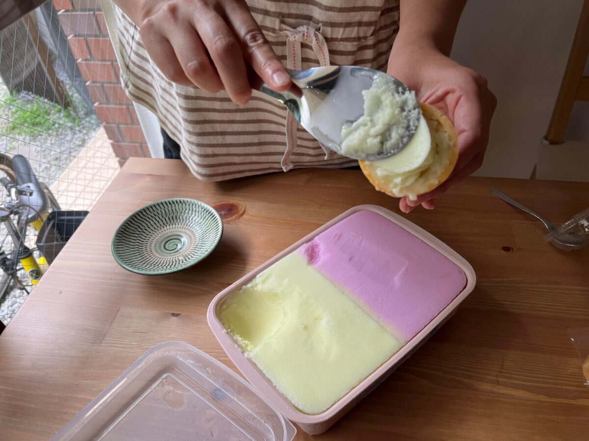 ババヘラアイスをもりつける女性