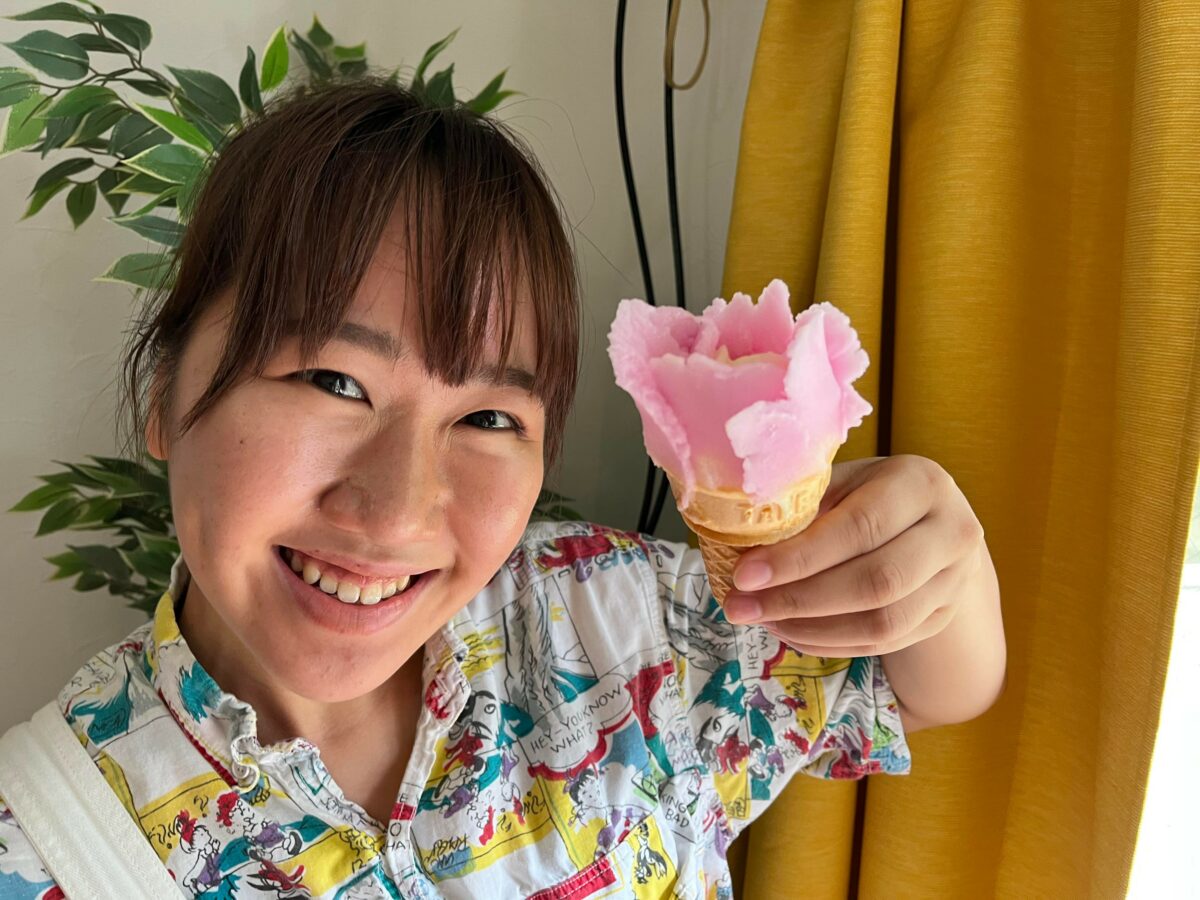 完成したババヘラアイスをもつ女性