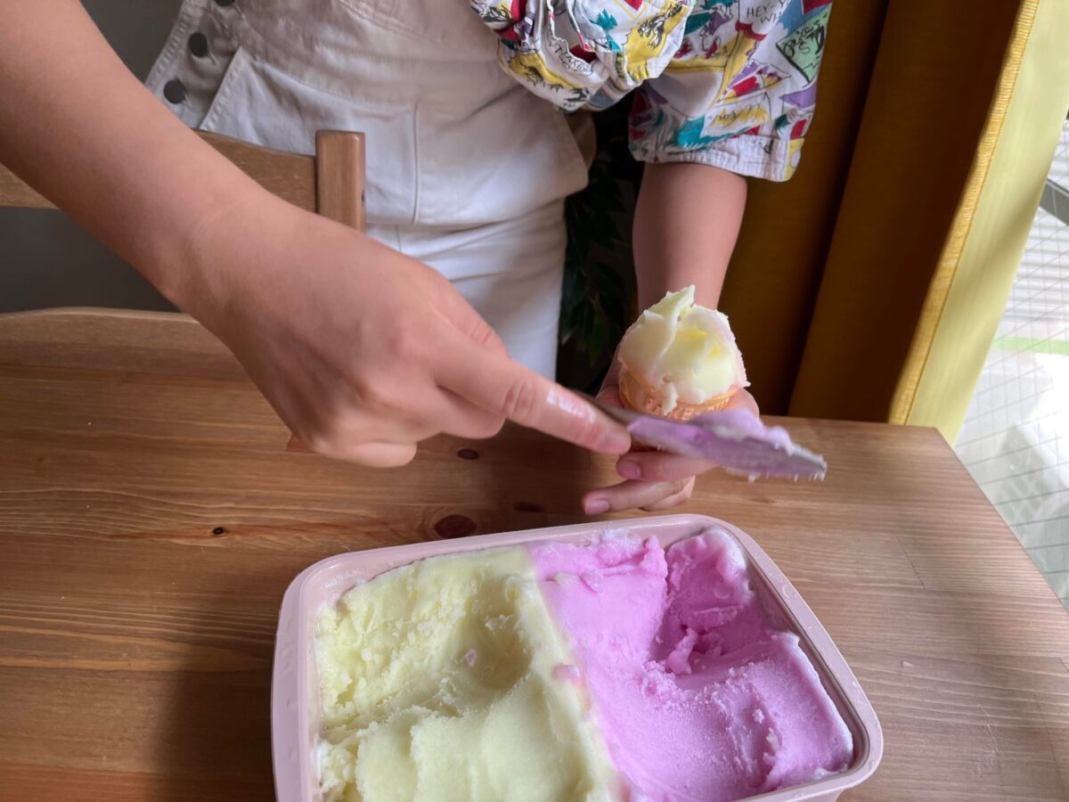 ババヘラアイスをもりつける女性