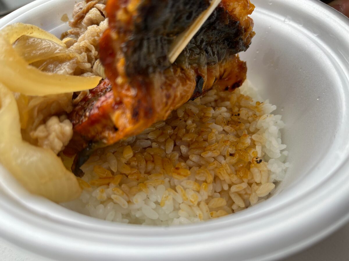 タレをかける前のうな丼の白飯