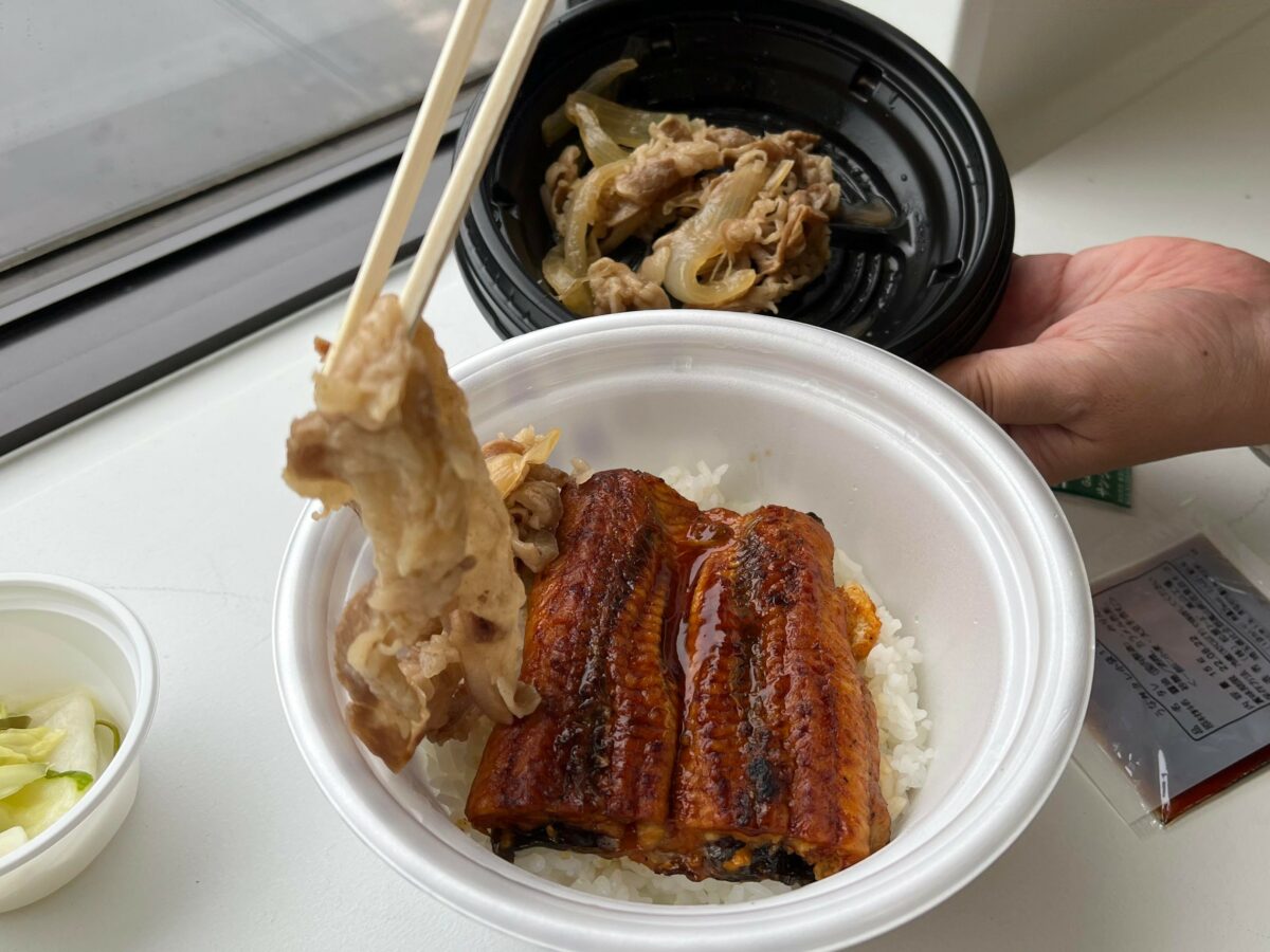 松屋　うな丼に牛皿をトッピングすることころ