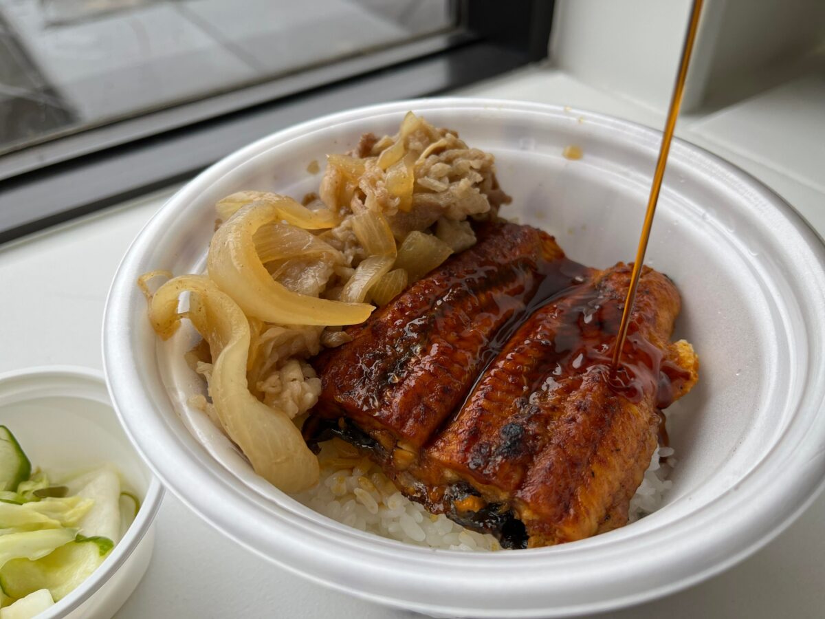 うな丼にタレを書けるようす