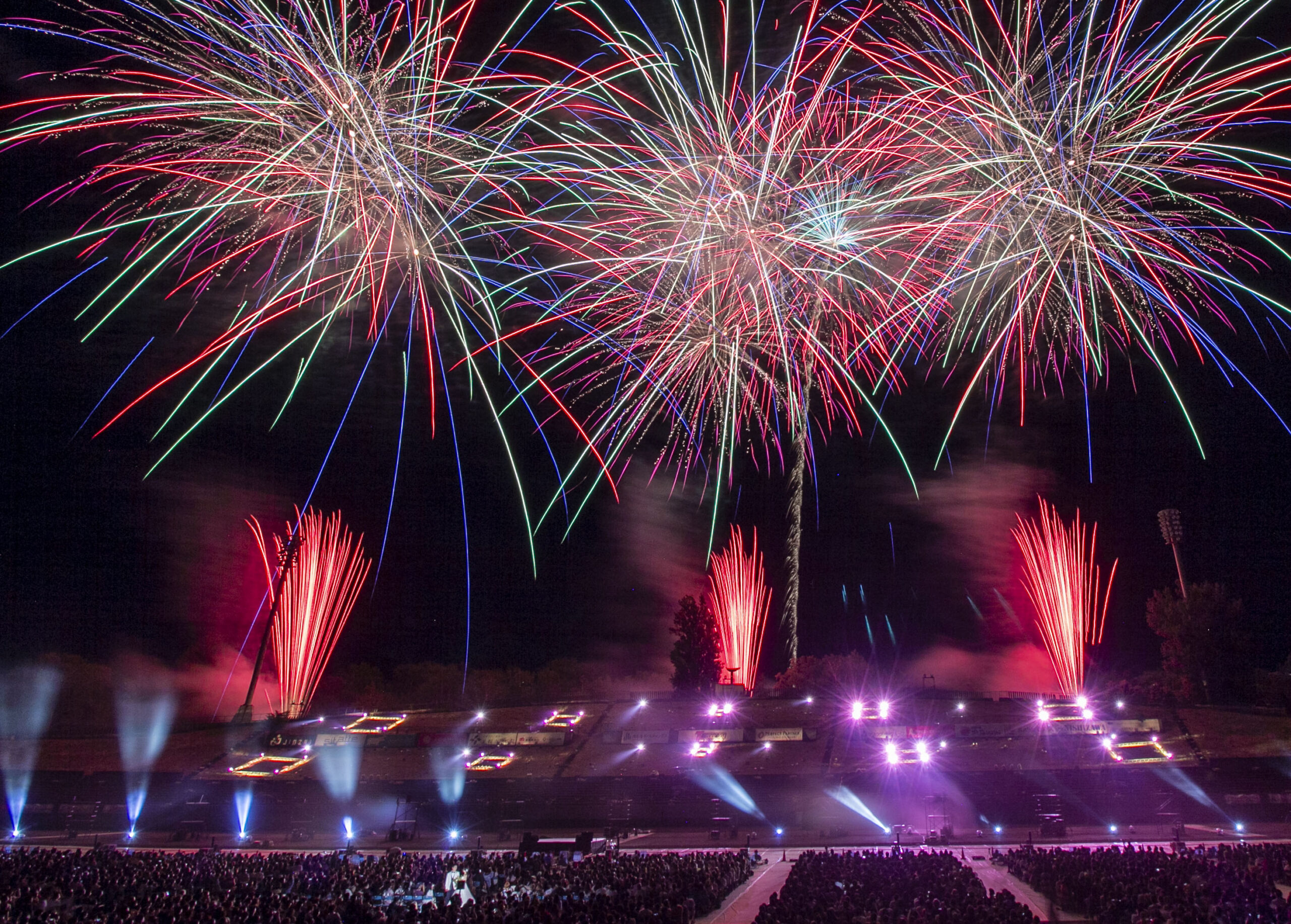 2023年も北海道「真駒内花火大会」は花火と音と光と炎が織りなす超絶大