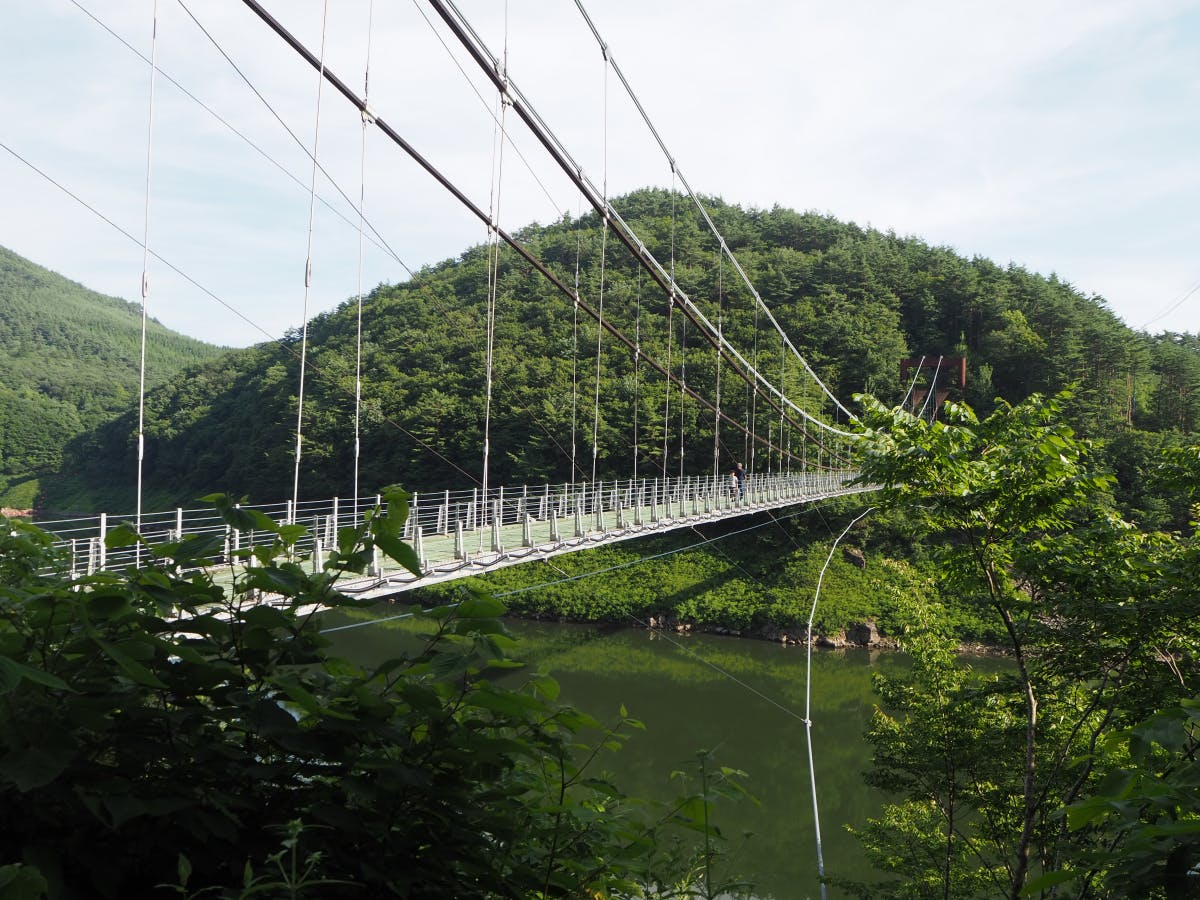 田瀬湖湖水まつりとは 超至近距離 空でも湖面でも炸裂する迫力の花火 オマツリジャパン あなたと祭りをつなげるメディア