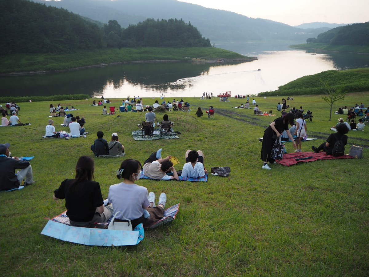 田瀬湖湖水まつりとは 超至近距離 空でも湖面でも炸裂する迫力の花火 オマツリジャパン あなたと祭りをつなげるメディア