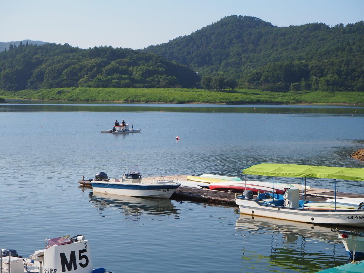 田瀬湖湖水まつりとは 超至近距離 空でも湖面でも炸裂する迫力の花火 オマツリジャパン あなたと祭りをつなげるメディア