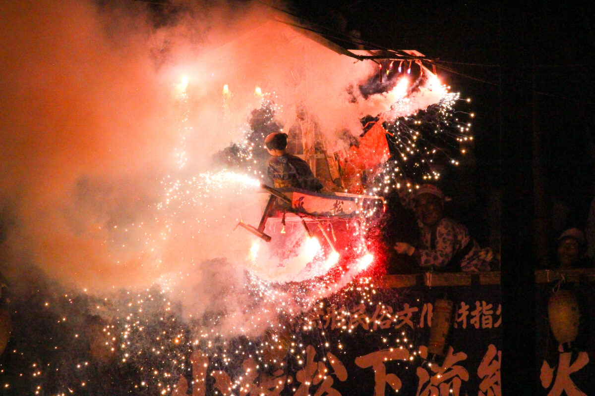 茨城のスゴいお祭り！つくばみらい市「小張松下流綱火」！人形が花火の中を飛ぶ！