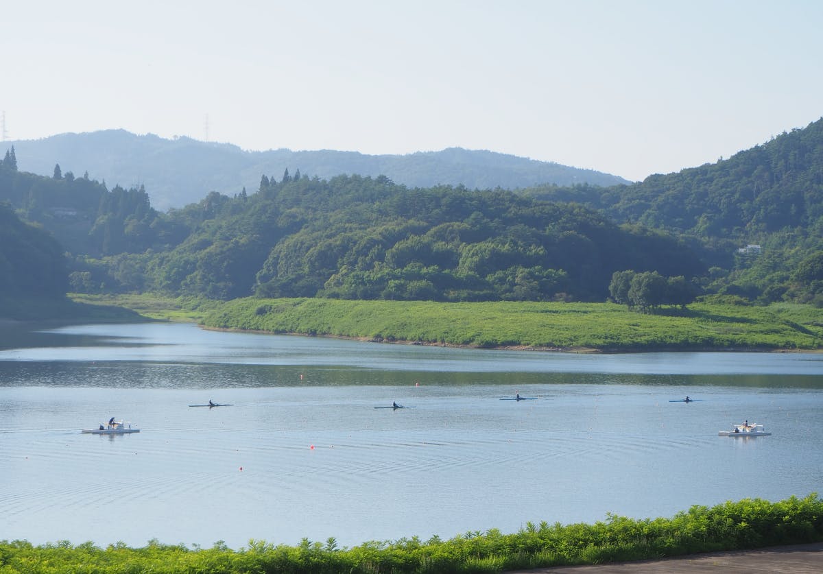 田瀬湖湖水まつりとは 超至近距離 空でも湖面でも炸裂する迫力の花火 オマツリジャパン あなたと祭りをつなげるメディア