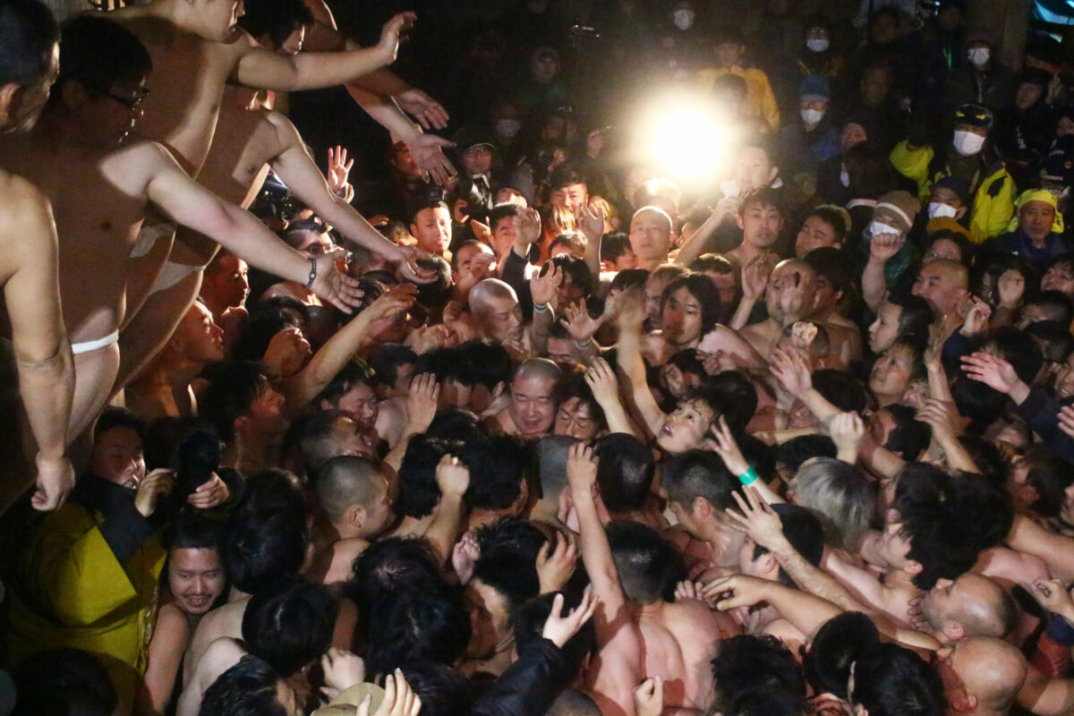 「蘇民袋」の争奪戦の様子