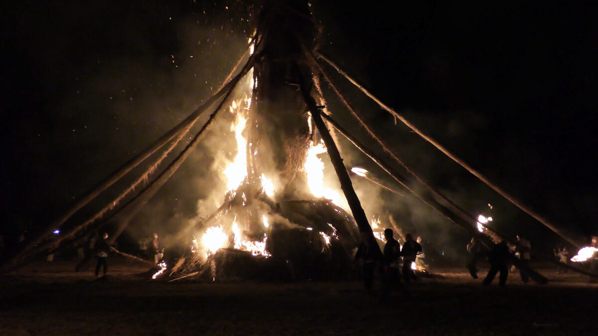 2023年通常開催！能登島「向田の火祭」は30メートル火柱が燃えキリコが練り歩く！