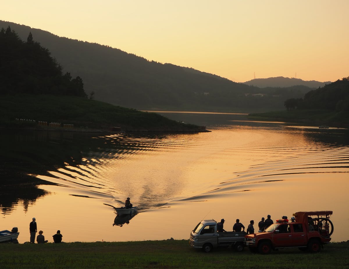 田瀬湖湖水まつりとは 超至近距離 空でも湖面でも炸裂する迫力の花火 オマツリジャパン あなたと祭りをつなげるメディア