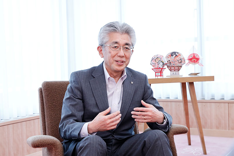 インタビューに応じる櫻田市長