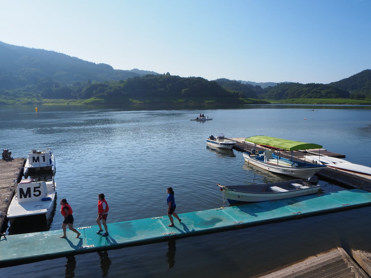 田瀬湖湖水まつりとは 超至近距離 空でも湖面でも炸裂する迫力の花火 オマツリジャパン あなたと祭りをつなげるメディア